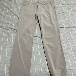 Vineyard Vines Khaki Slim Mens Pants. Size 30, 32.
